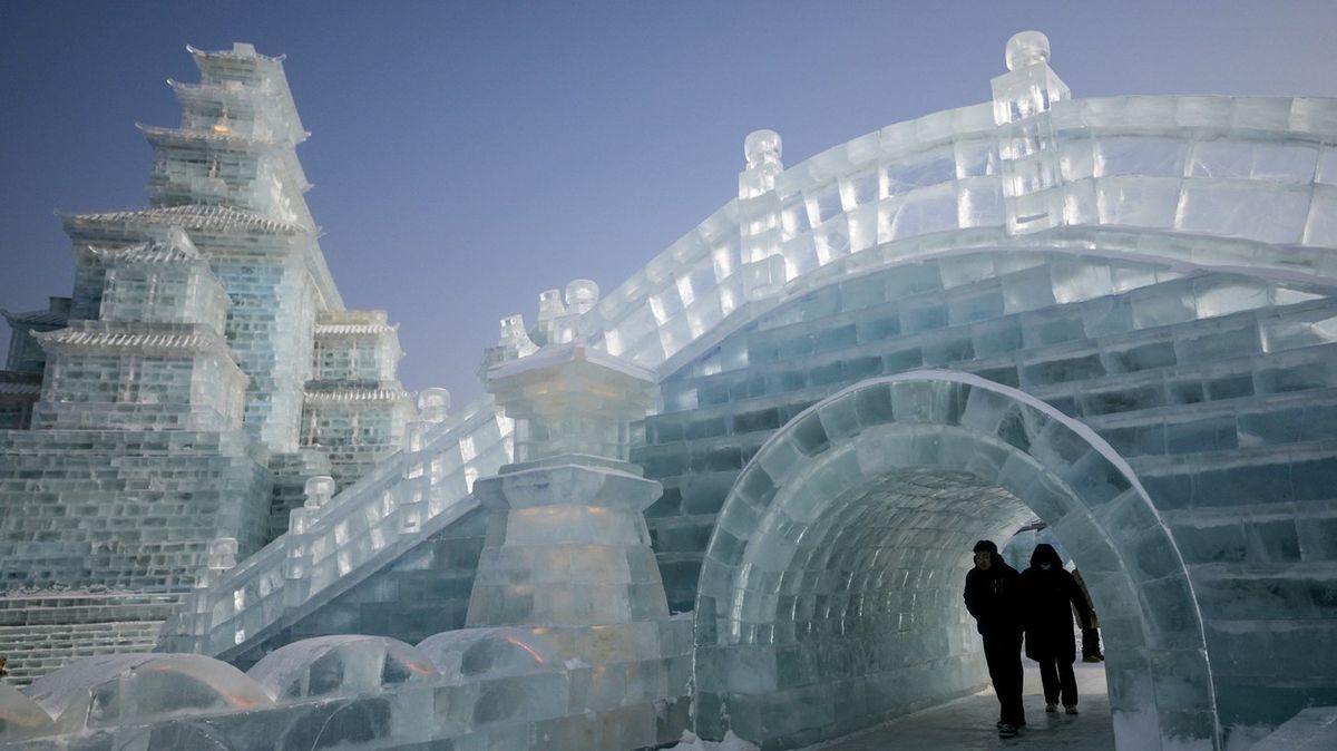 Fotky: Kulisy jako z pohádky. V „ledovém království“ postavili i Notre-Dame